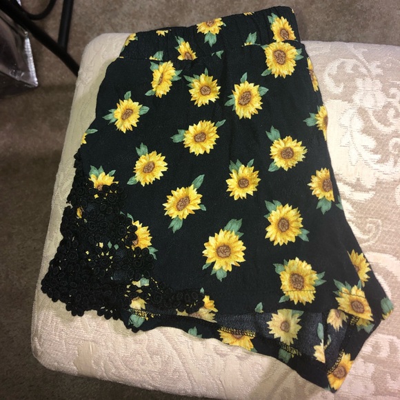forever 21 sunflower shorts🌻💛 - Picture 4 of 6